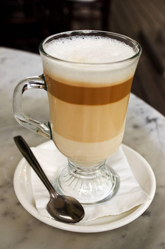 无人,竖图,室内,特写,马来西亚,亚洲,咖啡杯,层次,饮食,饮料,茶碟,汤匙,摄影,东南亚,清新,婆罗洲,加里曼丹岛,婆罗洲岛,拿铁咖啡,马来西亚联邦,沙捞越,砂拉越州,犀鸟之乡,玻璃杯,彩图,咖啡馆,古晋