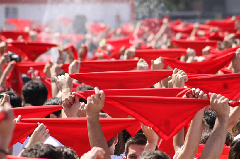 手,横图,室外,白天,重复,西班牙,庆祝,许多人,拿着,顶部,红色,纸巾,一群人,摄影,部分,纳瓦拉,潘普洛纳,彩图