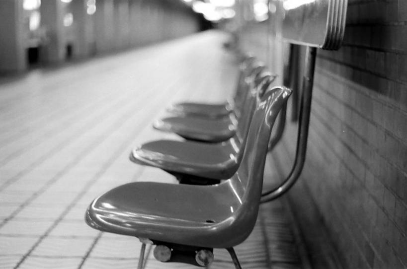 无人,火车站,横图,黑白,室内,白天,车站,椅子,日本,一排,整齐,站台,月台,排列,摄影,宁静,队列,大阪府,铁路车站,铁路站