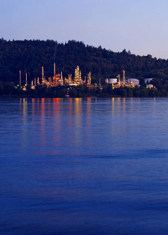 无人,工厂,竖图,室外,夜晚,烟囱,山,建筑,加拿大,反射,树,天空,工业,摄影,宁静,污染,照亮,温哥华,大不列颠哥伦比亚,彩图