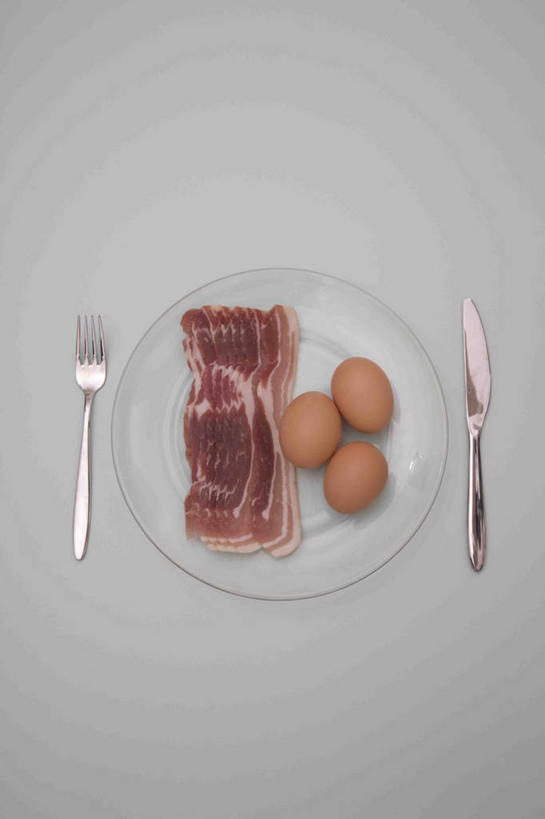 无人,竖图,俯视,英国,蓝色背景,透明,叉,鸡蛋,生食,饮食,盘子,摄影,清新,黄油刀,健康食物,熏猪肉,彩图,高角度拍摄,影棚拍摄