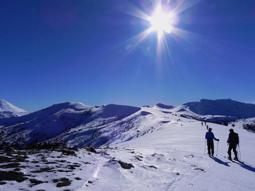 成年人,两个人,站,横图,室外,白天,镜头眩光,度假,运动,滑冰,太阳,雪,雪山,日光,智利,阴影,天空,自然,寒冷,摄影,冬季运动,男人,休闲活动,彩图