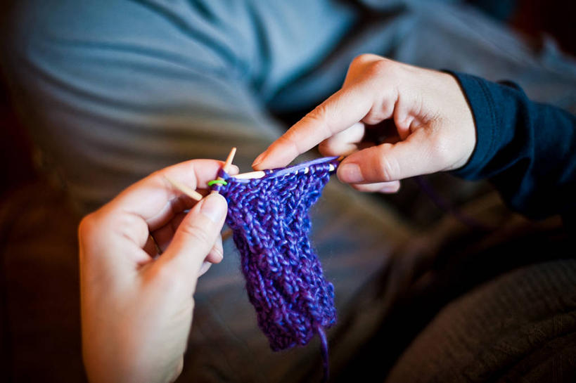 成年人,手,一个人,横图,室内,特写,美国,仅一个女性,准备,编织,拿着,紫色,手套,摄影,部分,羊毛,针织,创造力,加利福尼亚,手艺,技能,彩图