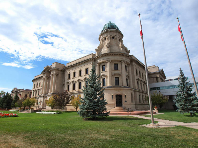 无人,横图,室外,白天,仰视,建筑,旗帜,加拿大,云,法院,树,天空,摄影,园林,政府大楼,圆顶建筑,政府,马尼托巴湖,彩图,低角度拍摄,温尼伯湖