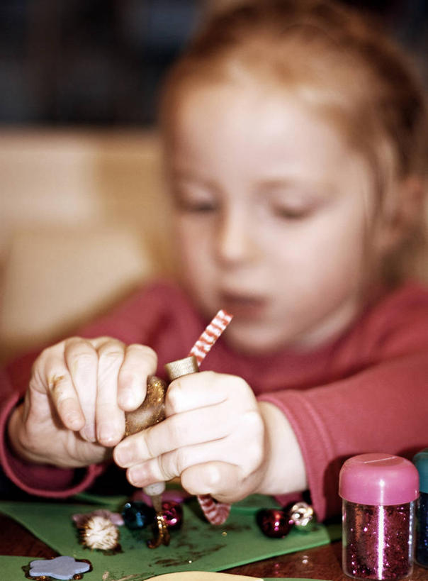 儿童,脸,头,脸颊,一个人,竖图,室内,特写,纯洁,英国,仅一个女性,仅一个人,准备,庆祝,光线,光芒,休闲装,肩膀,小孩,瓶子,做,仅一个小孩,可爱,童年,童趣,摄影,专心,闪亮,圣诞卡,童真,烂漫,无邪,写实,美术工艺,天真,女孩,女人,女性,孩子,头部,脸部,脸蛋,面部,彩图,女生