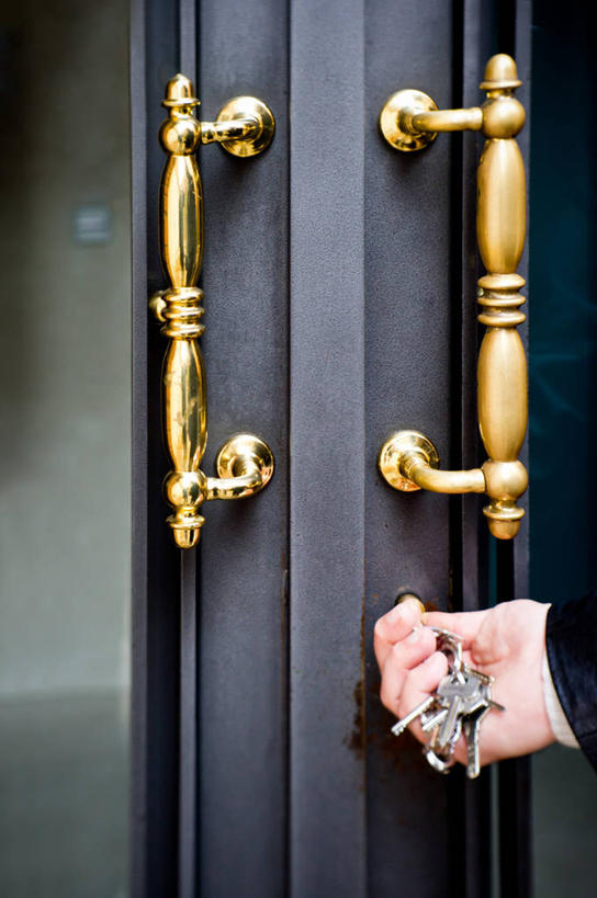 成年人,手,一个人,竖图,室外,白天,安全,门,西班牙,仅一个男性,开,钥匙,首都,拿着,门把手,马德里,摄影,保护,部分,马德里省,彩图