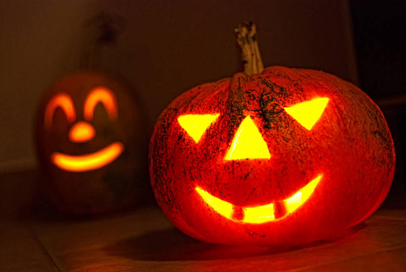 脸,头,脸颊,无人,横图,室内,特写,南瓜,蔬菜,照明,罗马尼亚,节日,庆祝,新鲜,装饰,灯光,金瓜,食品,文化,饮食,镂空,番瓜,灯,食物,两个,灯具,庆典,南瓜灯,万圣节,摄影,有机食品,绿色食品,纪念,华丽,修饰,麦瓜,倭瓜,照亮,点缀,创造力,照明设备,衬托,美观,雅致,雅观,镂刻,克卢日纳波卡,美术工艺,头部,脸部,脸蛋,面部,彩图,传统文化,拟人