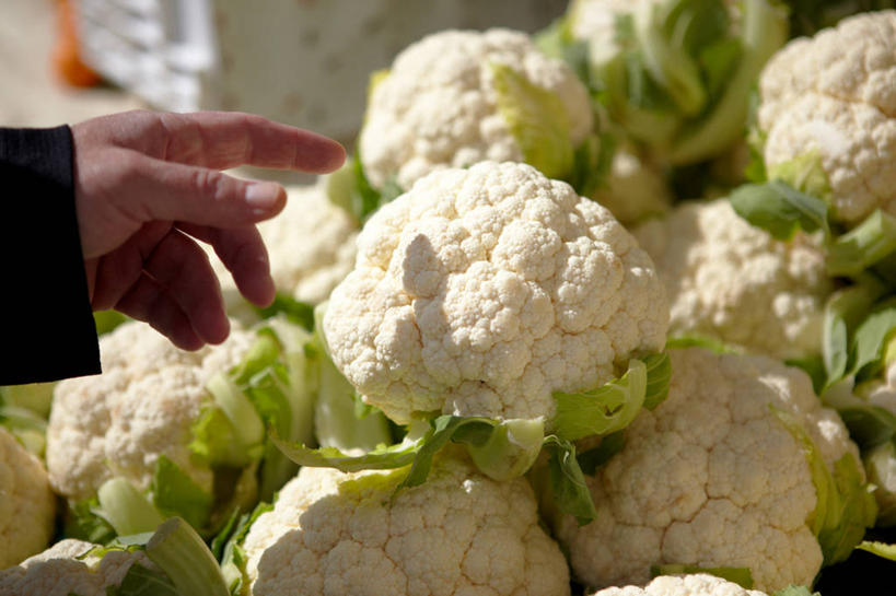 手,一个人,横图,室外,特写,白天,购物,商务,消费,蔬菜,日光,美国,花椰菜,集市,市场,饮食,零售,伸手,金融,摄影,堆,部分,清新,加利福尼亚,选购,贸易,健康食物,长滩,彩图