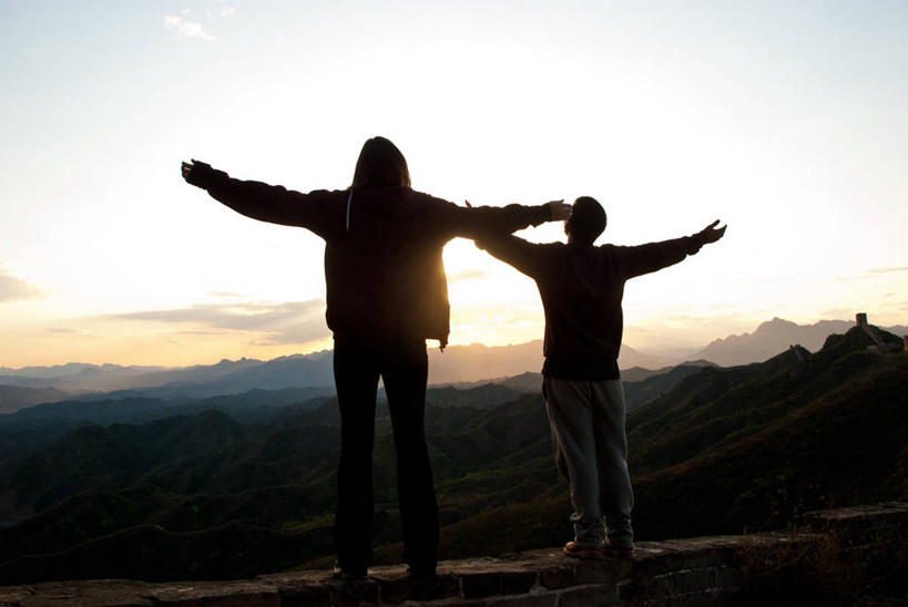 两个人,站,举,横图,室外,度假,日落,太阳,日光,服装,休闲装,背面,衣服,天空,托,向上看,休闲,休闲服,连帽衫,摄影,服饰,享乐,中国文化,帽衫,金山岭长城,举起,举手,举着,向上举,向上伸,向上托,彩图,欢乐