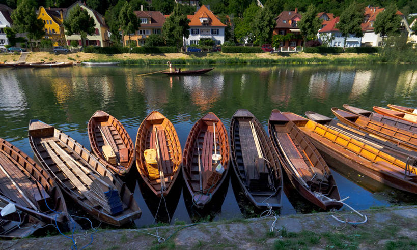 划艇,无人,横图,室外,白天,河流,船,德国,欧洲,一排,许多,停靠,整齐,反射,房屋,很多,树,排列,运输,摄影,宁静,西欧,队列,停泊,德意志联邦共和国,内卡河,巴登.符腾堡,巴登.符腾堡州,巴符州,彩图