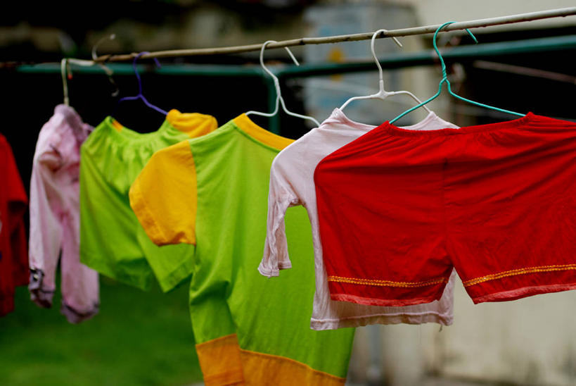 无人,横图,室外,特写,白天,衣架,一排,吊挂,悬挂,整齐,挂,排列,洗衣服,衣服,晾衣服,摄影,卫生,队列,烘干,彩图