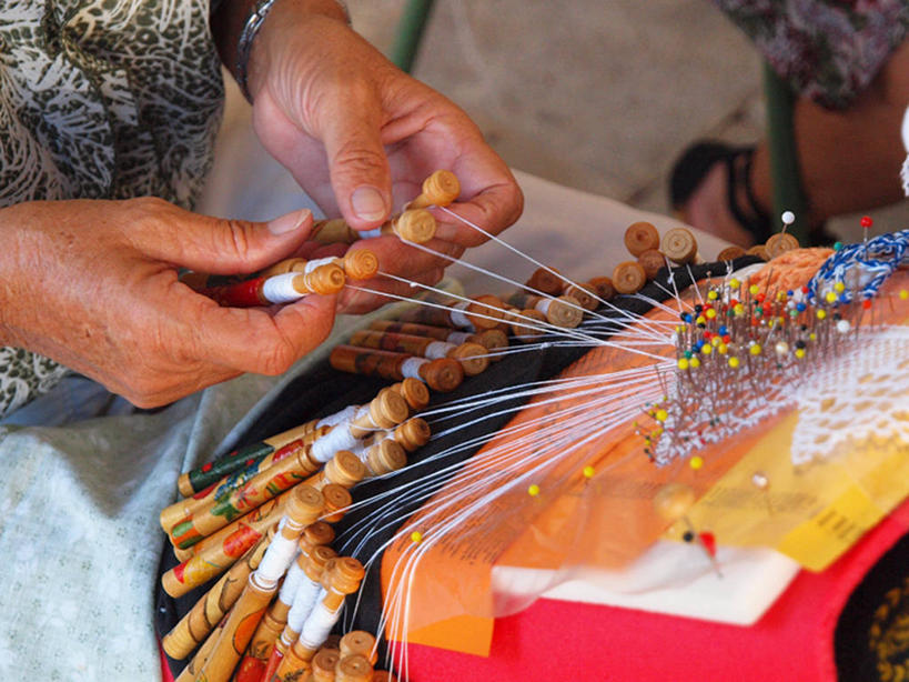 成年人,手,一个人,坐,横图,室内,特写,西班牙,仅一个女性,准备,编织,木制,线,拿着,休闲装,做,图钉,摄影,部分,创造力,手艺,线轴,技能,彩图,传统文化