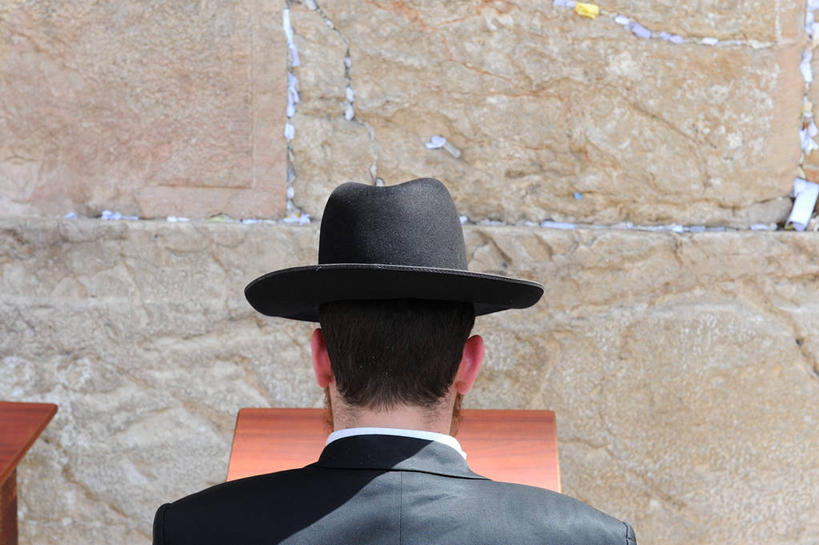 成年人,脸,头,脸颊,一个人,横图,室外,白天,帽子,以色列,仅一个男性,套装,墙,首都,肩膀,背面,祈祷,摄影,宗教,哭墙,犹太教,耶路撒冷,灵性,头部,脸部,脸蛋,面部,彩图