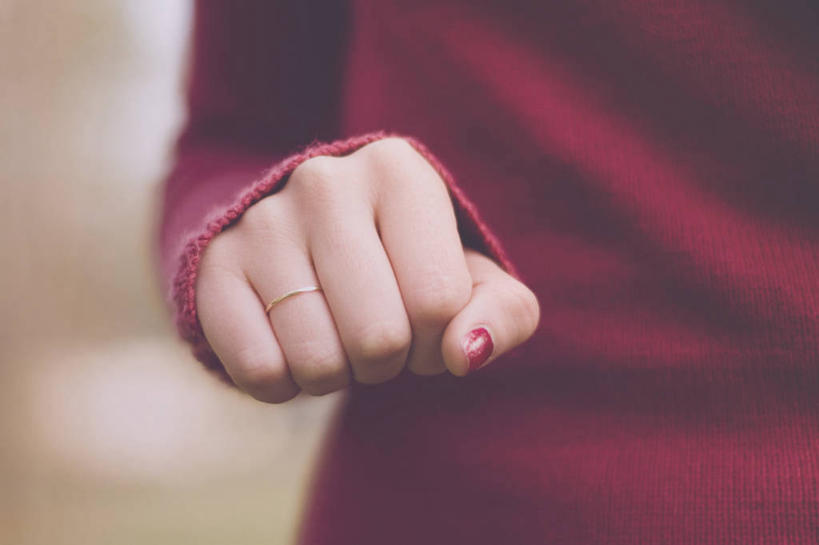 成年人,一个人,横图,室内,特写,白天,正面,美国,仅一个女性,休闲装,红色,戒指,摄影,部分,出示,缅因州,拳头,彩图