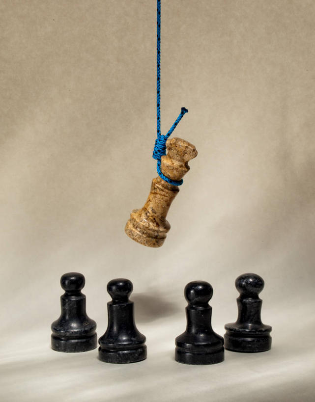 无人,竖图,特写,白色背景,竞争,西班牙,吊挂,悬挂,首都,挂,白色,黑色,马德里,线绳,摄影,策略,想法,彩图,影棚拍摄