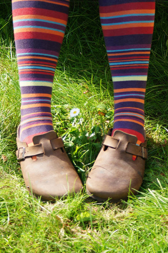 儿童,腿,一个人,竖图,室外,特写,白天,正面,时尚,纯洁,日光,德国,仅一个女性,仅一个人,阴影,条纹,袜子,草,小孩,仅一个小孩,可爱,童年,童趣,摄影,部分,木底鞋,童真,烂漫,无邪,四肢,天真,女孩,女人,女性,孩子,休闲活动,彩图,女生