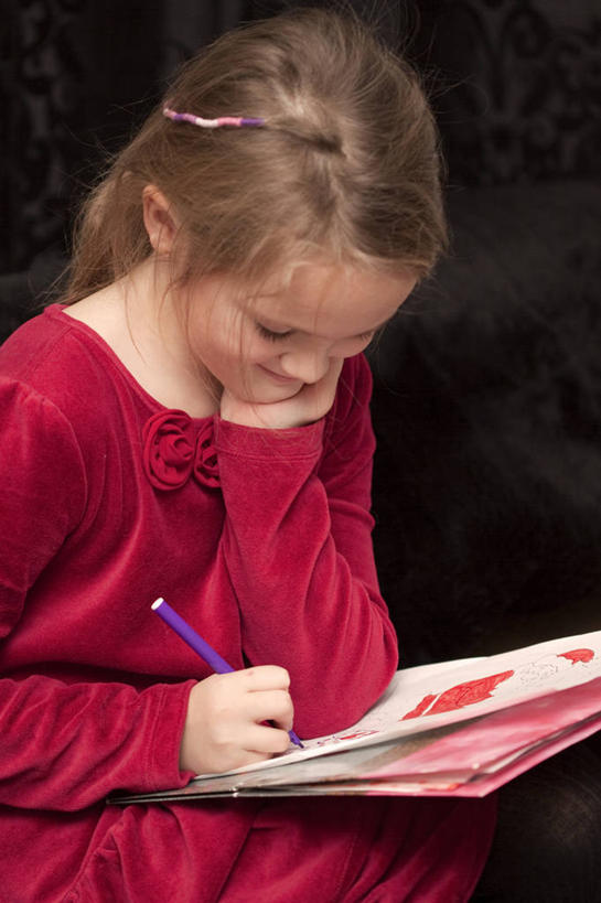 西方人,儿童,一个人,坐,微笑,竖图,室外,白天,纯洁,欧洲,加拿大,欧洲人,仅一个女性,仅一个人,拿着,托腮,休闲装,小孩,仅一个小孩,可爱,童年,童趣,摄影,着色,童真,烂漫,无邪,美术工艺,天真,女孩,女人,女性,白种人,孩子,彩图,毡尖笔,女生