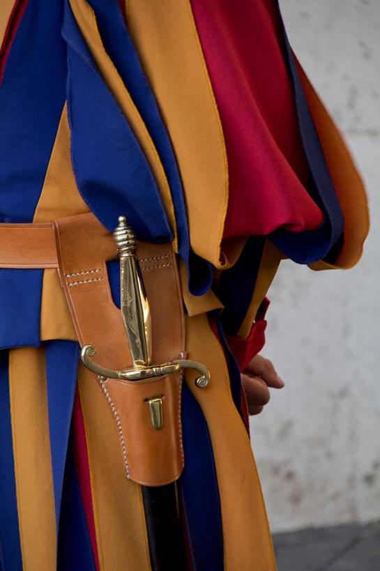 一个人,站,竖图,室外,特写,白天,意大利,条纹,首都,武器,摄影,保护,剑,军服,意大利文化,彩图,瑞士卫队