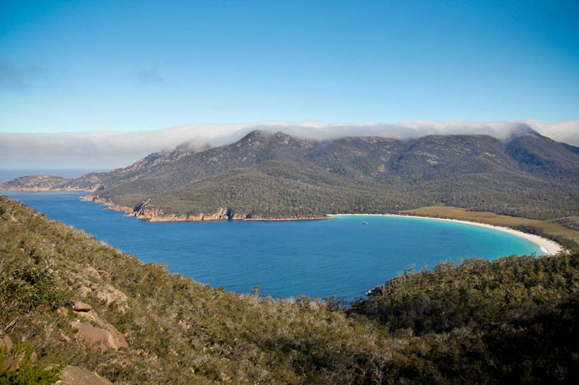 无人,横图,室外,白天,海洋,美景,山,山脉,澳大利亚,景观,海湾,树,风景,自然,景色,摄影,宁静,自然风光,塔斯马尼亚,万里无云,海滩,彩图,酒杯湾