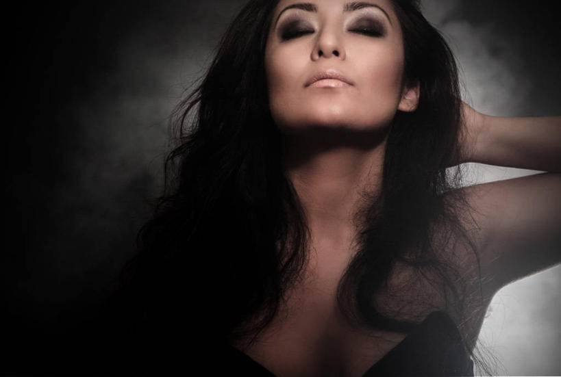 成年人,脸,头,脸颊,一个人,横图,室外,特写,正面,性感,美国,仅一个年轻女性,仅一个女性,仅一个人,抱头,肩膀,摄影,双手抱头,加利福尼亚,萨克拉门托,捧首,捧头,年轻女性,女人,女性,年轻人,头部,脸部,脸蛋,面部,闭着眼睛,彩图,美人