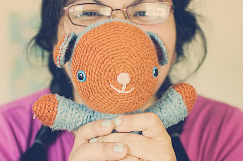 西方人,成年人,一个人,横图,室内,特写,欧洲,美国,欧洲人,仅一个年轻女性,仅一个女性,仅一个人,眼镜,泰迪熊,挤,拿着,刺激,摄影,德克萨斯,写实,美术工艺,年轻女性,女人,女性,白种人,年轻人,彩图