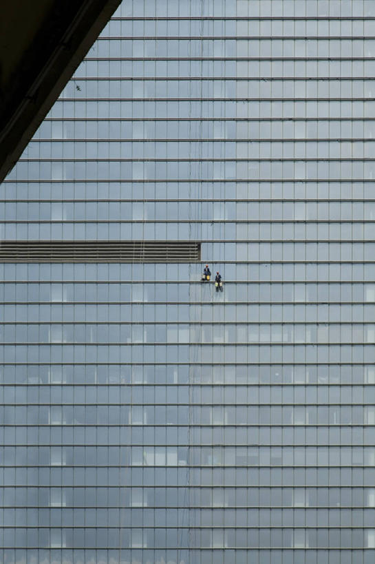 两个人,竖图,室外,白天,风险,窗户,城市,建筑,摩天大楼,上海,现代,摄影,危险,清洗,彩图