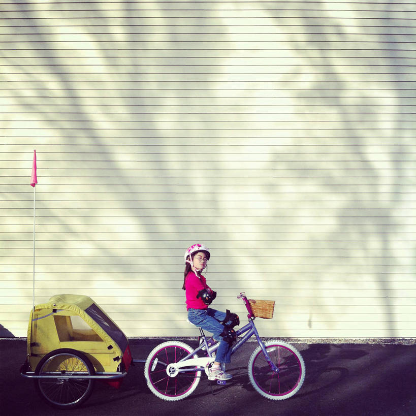 儿童,一个人,拉,方图,室外,白天,侧面,幸福,纯洁,街道,自行车,美国,仅一个女性,仅一个人,阴影,头饰,墙,拿着,休闲装,车,小孩,紫色,交通工具,仅一个小孩,可爱,童年,童趣,摄影,享乐,加利福尼亚,载具,露营,野营,童真,烂漫,无邪,房车,自行车头盔,旧金山,宿营,露营车,天真,女孩,女人,女性,亚洲人,孩子,休闲活动,彩图,女生,拖挂式房车,横越