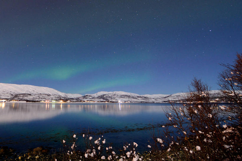 无人,横图,室外,夜晚,长时间曝光,美景,山,雪,挪威,反射,景观,乡村,宏伟,天空,自然,景色,寒冷,摄影,宁静,照亮,自然风光,树梢,天文学,特隆姆瑟,北极光,彩图