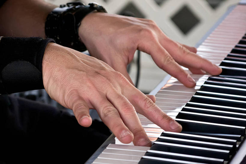 成年人,手,一个人,横图,室内,特写,美国,仅一个男性,表演,钢琴,乐器,音乐,摄影,部分,加利福尼亚,技能,长滩,彩图