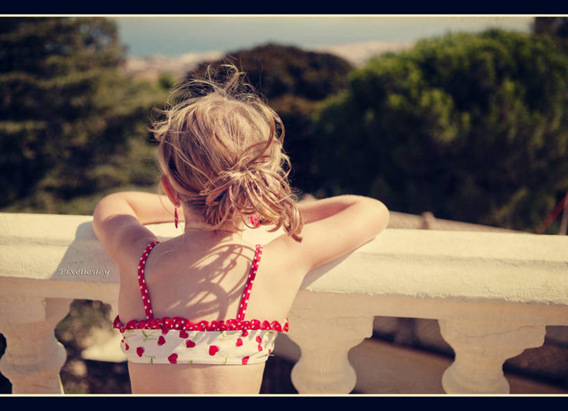 西方人,儿童,头发,一个人,横图,室外,泳装,比基尼,纯洁,阳台,西班牙,欧洲,欧洲人,仅一个女性,仅一个人,圆点,小孩,背面,红色,靠,靠着,仅一个小孩,思考,金色,可爱,童年,童趣,摄影,童真,烂漫,无邪,安达路西亚,米哈斯,天真,女孩,女人,女性,白种人,孩子,半身,彩图,三点式,泳衣,女生