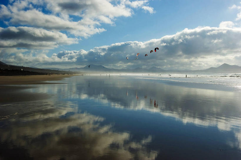 横图,室外,白天,海洋,山,降落伞,西班牙,反射,云,着陆,风景,天空,自然,摄影,宁静,登陆,载具,下降,降落,兰萨罗特岛,航空工具,大西洋群岛,减速器,海滩,彩图