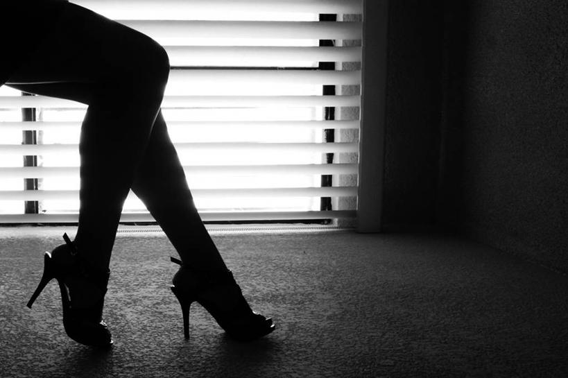 成年人,腿,一个人,坐,横图,黑白,室内,白天,高跟鞋,时尚,性感,墨西哥,仅一个女性,百叶帘,摄影,部分,拉丁美洲,四肢