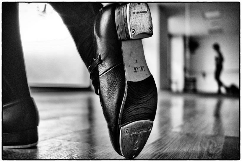 腿,一个人,横图,黑白,室内,特写,地板,鞋子,意大利,摄影,部分,鞋底,四肢,步行