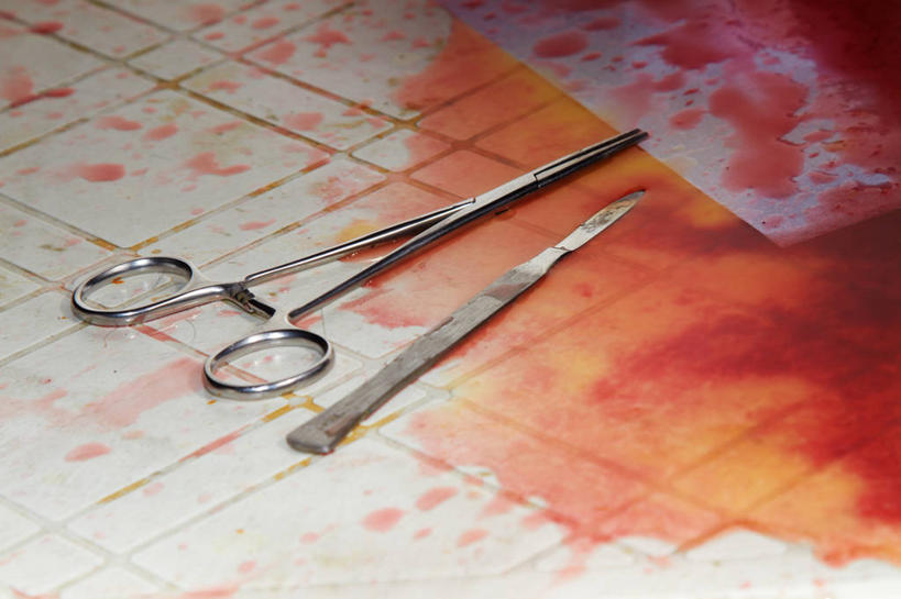 无人,横图,俯视,室内,神秘,哈萨克斯坦,科学,凌乱,血液,摄影,肮脏,砖地,解剖刀,邋遢,手术剪刀,龌龊,污秽,阿拉木图,手术器械,彩图,高角度拍摄