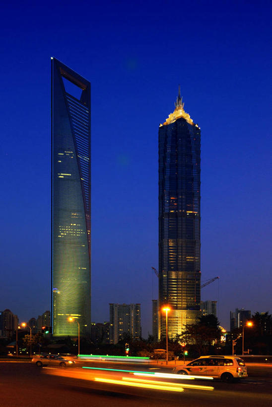 无人,竖图,室外,夜晚,运动模糊,天际线,城市,建筑,路,路灯,摩天大楼,汽车,照明,上海,塔,现代,金茂大厦,浦东,灯,天空,灯具,金融,运输,摄影,尾灯,迅速,照亮,照明设备,上海环球金融中心,前照灯,前大灯,车前灯,彩图