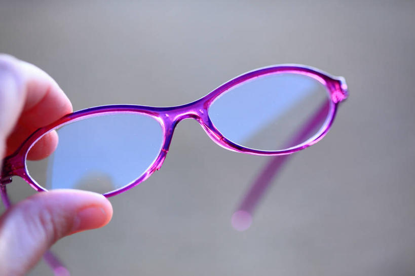 手,一个人,横图,室外,特写,白天,时尚,美国,眼镜,拿着,一个,紫色,摄影,单个,部分,彩图