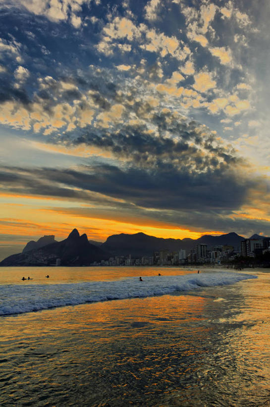 竖图,室外,度假,海浪,海洋,日落,山,城市,巴西,反射,云,天空,自然,波浪,南美,摄影,宁静,南美洲,拉丁美洲,美洲,里约热内卢,里约热内卢州,巴西联邦共和国,首府,亚美利加洲,南亚美利加洲,里约热内卢市,依帕内玛,依帕内玛海滩,海滩,彩图