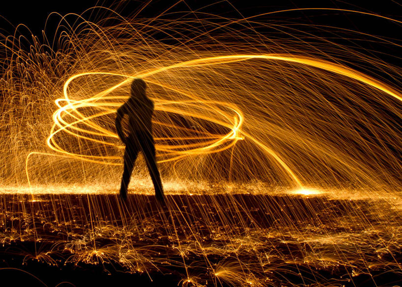 一个人,站,横图,室外,夜晚,长时间曝光,美国,火花,热,橙色,摄影,照亮,剪影,彩图