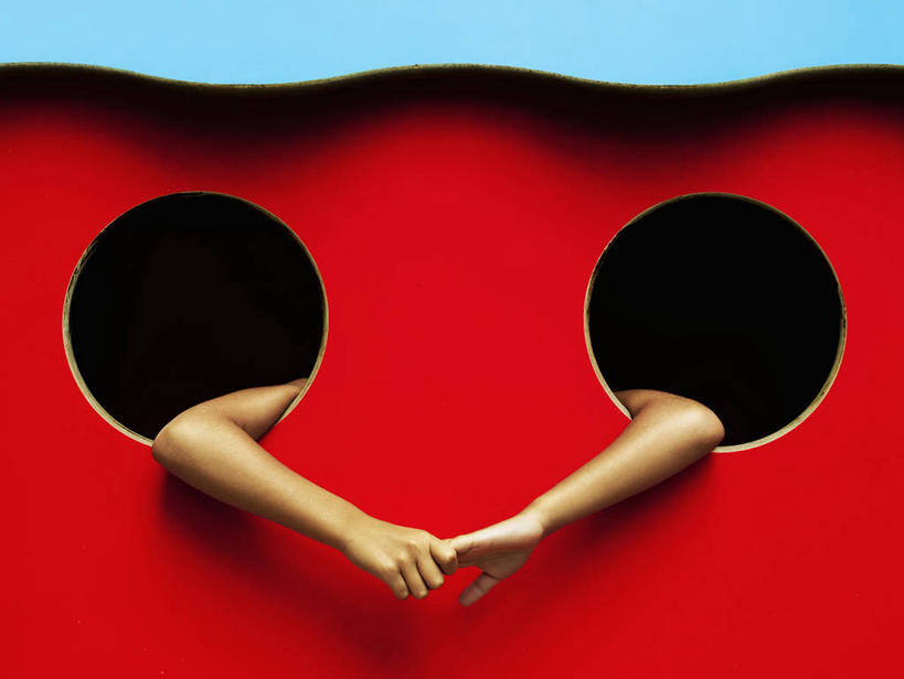 手,一个人,横图,室外,白天,游乐场,西班牙,圆形,洞,拿着,红色,摄影,幽默,部分,想法,彩图