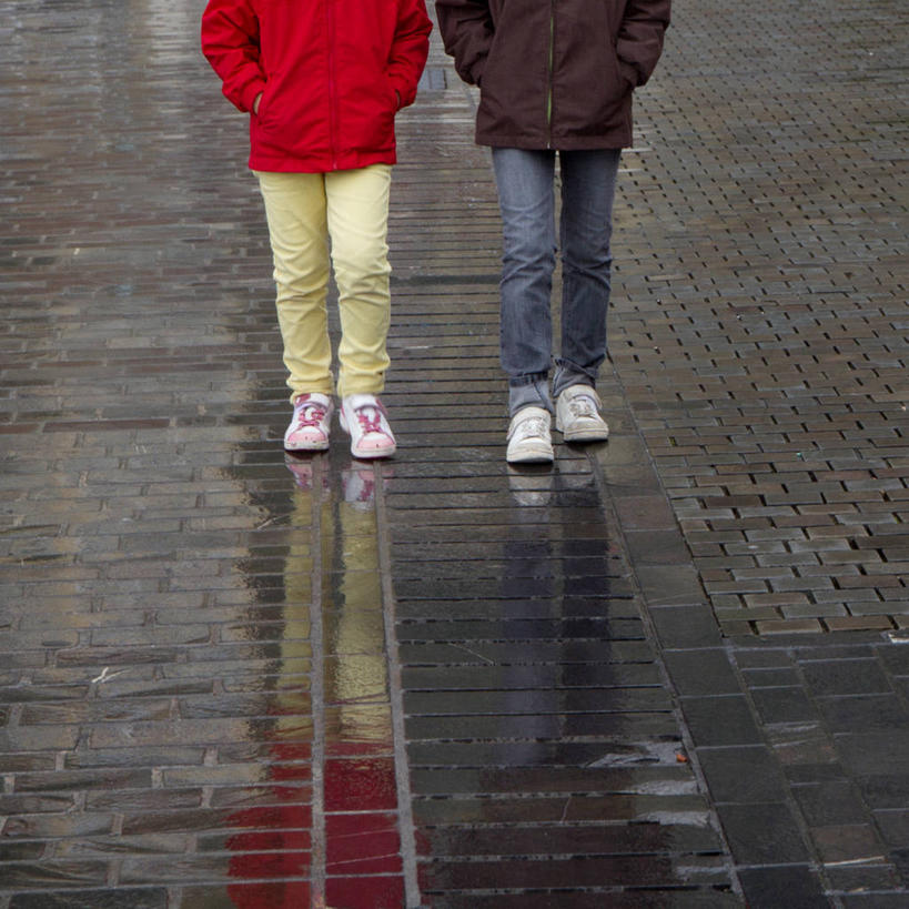 儿童,两个人,方图,室外,白天,友谊,纯洁,水,雨,西班牙,湿,反射,人行道,牛仔裤,休闲装,可爱,童年,童趣,摄影,帆布鞋,手插袋,童真,烂漫,无邪,茄克,巴斯克自治区,圣塞瓦斯蒂安,天真,男孩,女孩,步行,插兜,手插兜,彩图,手抄兜