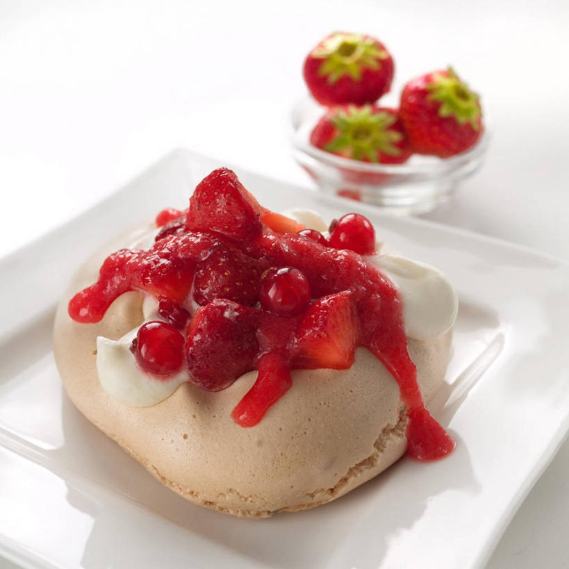 点心,无人,竖图,室内,特写,白天,草莓,浆果,荷兰,食品,甜点,甜品,饮食,食物,糕点,甜食,诱惑,摄影,清新,健康食物,彩图,奶油水果蛋白饼