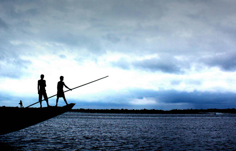 成年人,两个人,渔夫,站,横图,室外,白天,船,孟加拉国,亚洲,云,首都,天空,自然,运输,摄影,南亚,剪影,卡住,孟加拉人民共和国,达卡,死水,休闲活动,彩图