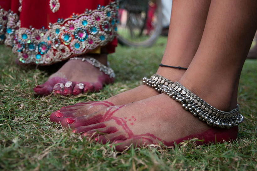 成年人,腿,两个人,站,横图,室外,特写,白天,孟加拉国,印度,亚洲,草,摄影,部分,脚链,南亚,印度文化,纱丽,四肢,孟加拉人民共和国,女人,彩图,传统文化