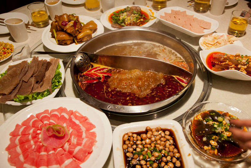 一个人,横图,室内,运动模糊,餐桌,锅,饮食,盘子,手指,摄影,长柄勺,多样,部分,清新,中国文化,健康食物,陕西省,玻璃杯,彩图,装饰菜