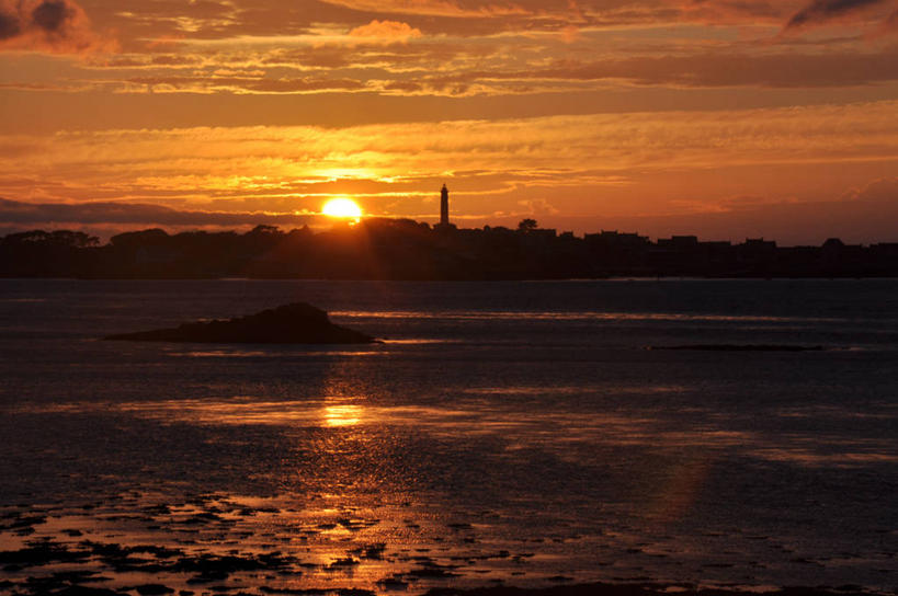 无人,横图,室外,海洋,日落,太阳,法国,欧洲,反射,云,风景,天空,自然,摄影,宁静,布列塔尼,西欧,法兰西,剪影,法兰西共和国,法兰西第五共和国,布列塔尼半岛,菲尼斯泰尔省,布列塔尼地区,非尼斯泰尔省,岩石,彩图,罗斯科夫