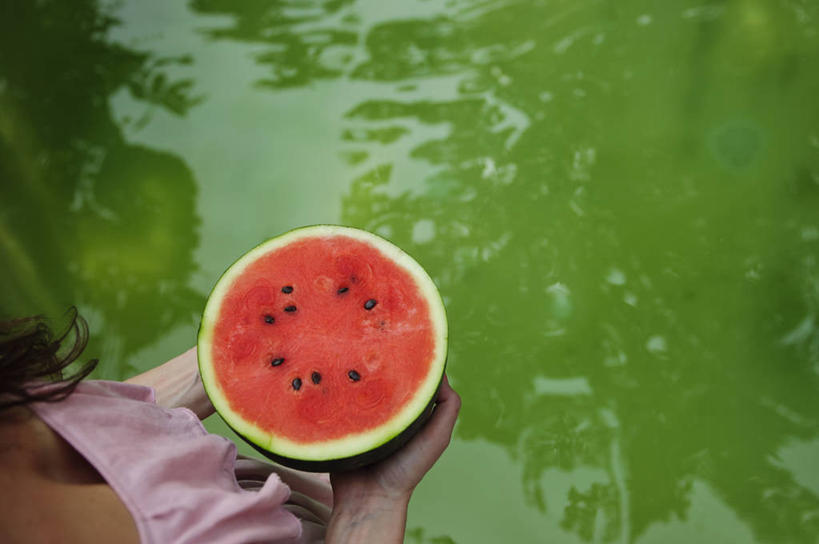 成年人,一个人,横图,俯视,湖,西瓜,水果,泰国,仅一个女性,反射,拿着,饮食,一个,绿色,摄影,单个,清新,横截面,乳沟,捧着,彩图,高角度拍摄