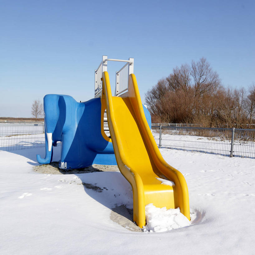 无人,栏杆,方图,室外,白天,雪,游乐场,荷兰,冬天,树,黄色,蓝色,自然,寒冷,摄影,宁静,万里无云,象,彩图