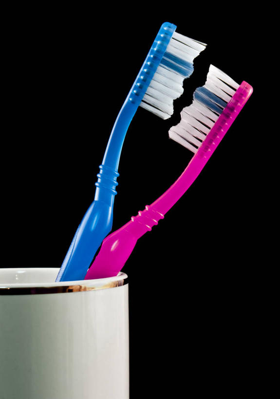 无人,竖图,特写,美国,黑色背景,牙刷,杯,两个,粉色,蓝色,摄影,卫生,马里兰,想法,彩图,影棚拍摄