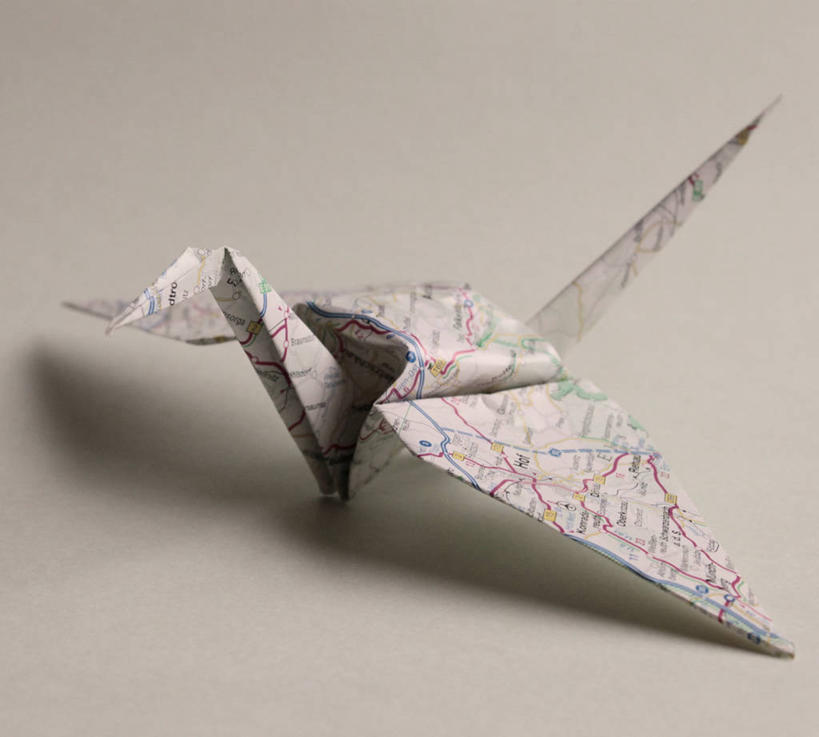 无人,横图,特写,白色背景,地图,瑞士,纸,折叠,一个,纸鹤,摄影,单个,创造力,想法,美术工艺,彩图,影棚拍摄