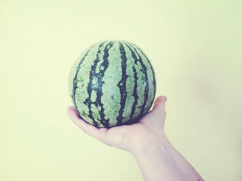 西方人,成年人,手,一个人,横图,特写,西瓜,水果,欧洲,美国,欧洲人,仅一个男性,仅一个人,黄色背景,完整,小的,拿着,饮食,仅一个年轻男性,一个,摄影,单个,部分,清新,加利福尼亚,健康食物,伯克利,男人,男性,年轻男性,白种人,年轻人,彩图,影棚拍摄